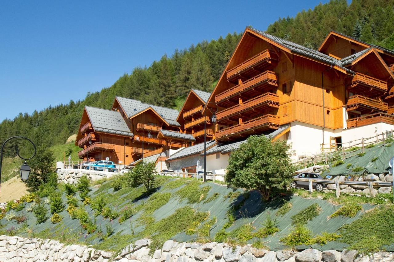 Residence Odalys Le Hameau Et Les Chalets De La Vallee D'Or Valloire Luaran gambar