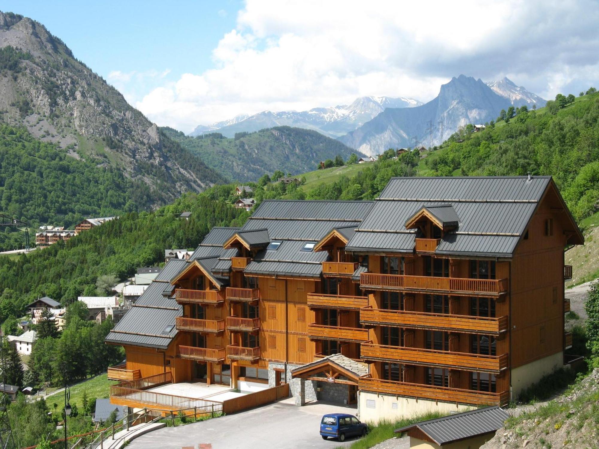 Residence Odalys Le Hameau Et Les Chalets De La Vallee D'Or Valloire Luaran gambar