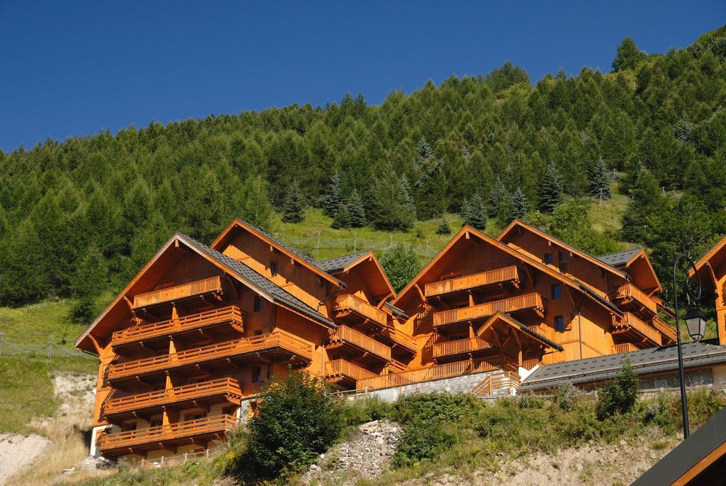 Residence Odalys Le Hameau Et Les Chalets De La Vallee D'Or Valloire Luaran gambar