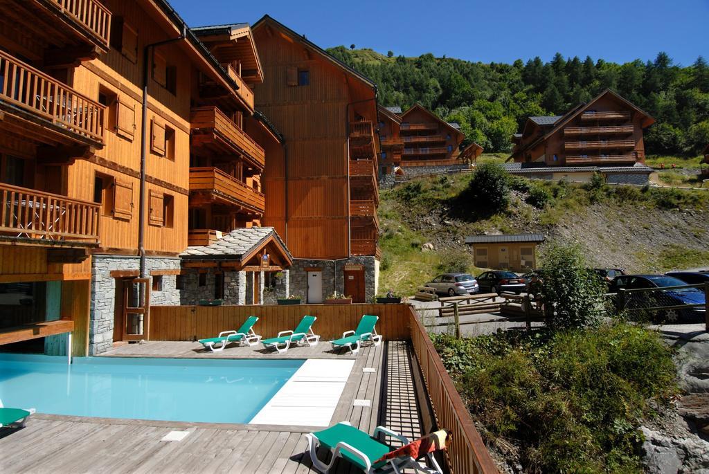 Residence Odalys Le Hameau Et Les Chalets De La Vallee D'Or Valloire Luaran gambar