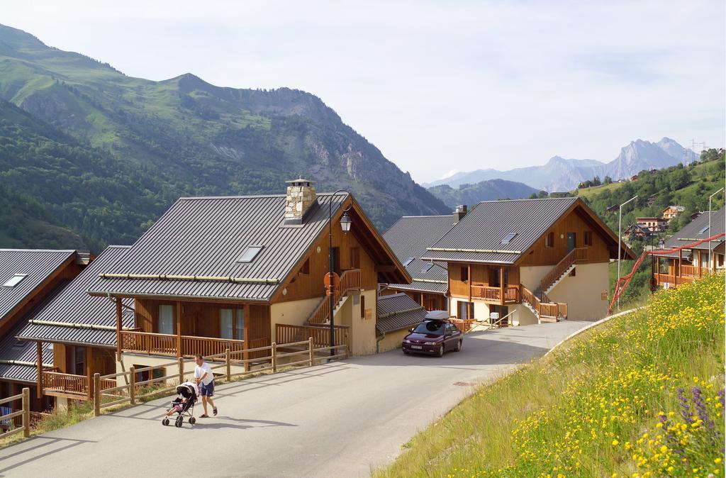 Residence Odalys Le Hameau Et Les Chalets De La Vallee D'Or Valloire Luaran gambar
